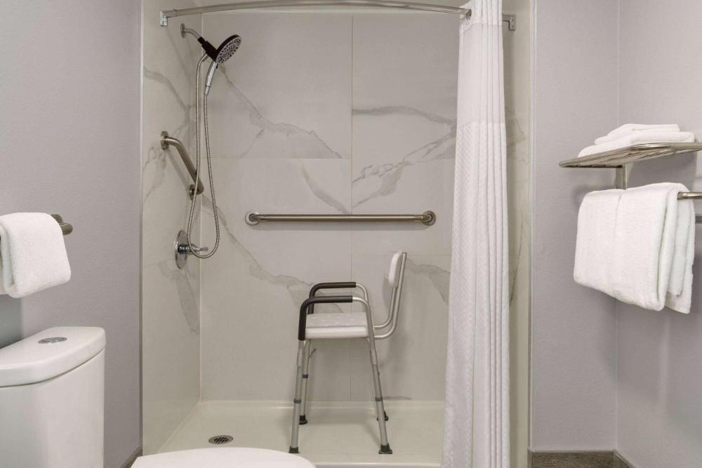Queen Room with Two Queen Beds - Mobility Access/Non-Smoking interior