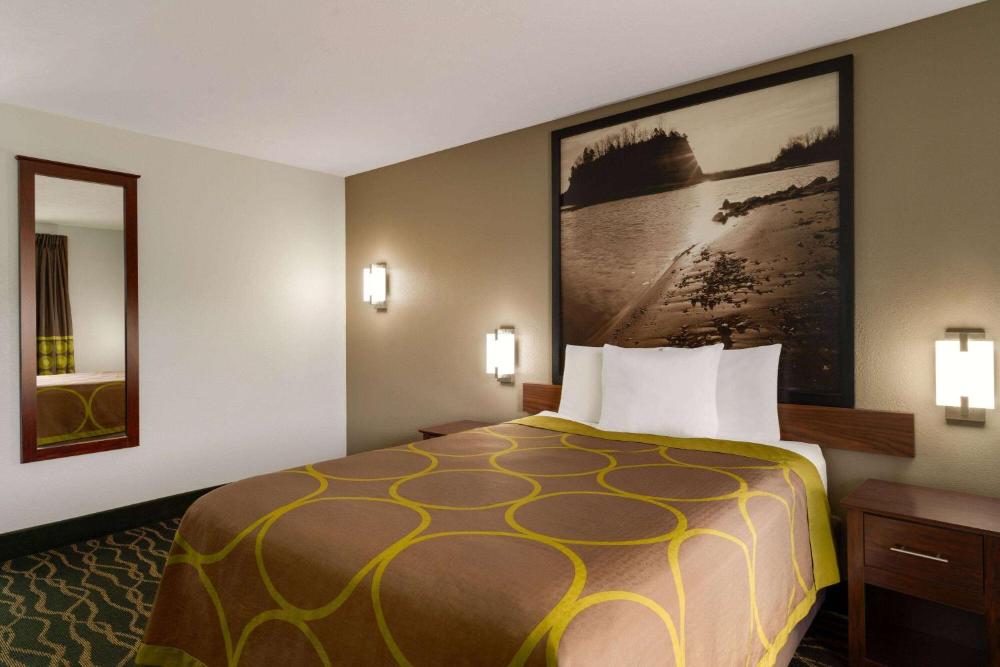 Queen Room - Smoking interior